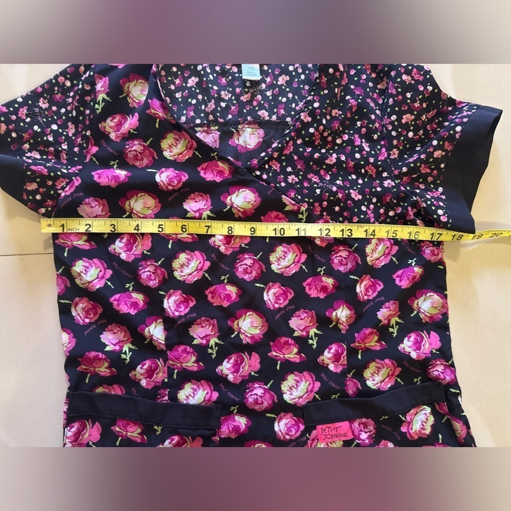 Betsey Johnson floral skull scrubs top sz XS medical pocket health - Picture 7 of 11